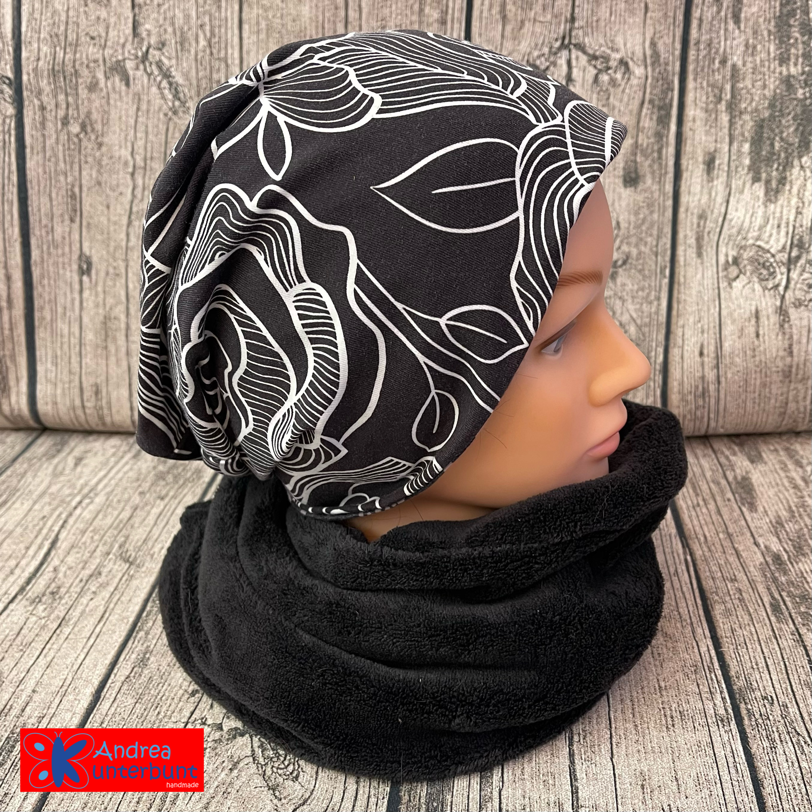 Wendebeanie florales Muster schwarz / weiß